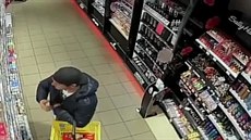 Značkové krémy si muž strkal do bundy Značkové krémy si muž strkal do bundy
