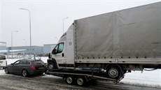 Naložit dodávku na tak malý přívěs chtělo hodně odvahy a drzosti. Naložit dodávku na tak malý přívěs chtělo hodně odvahy a drzosti.