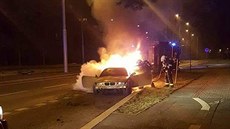 Rychle jedoucí vůz po nárazu do obrubníku a sloupu shořel (18. února 2018) Rychle jedoucí vůz po nárazu do obrubníku a sloupu shořel (18. února 2018)