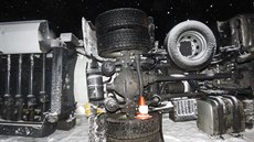 Řidič cisterny neudržel soupravu na zasněžené silnici a skončil v poli. Řidič cisterny neudržel soupravu na zasněžené silnici a skončil v poli.