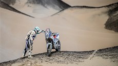 Motorká Barth Racing David Pabika prohlíí svj stroj KTM v peruánské pouti...