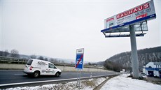Billboardy odvádějí pozornost řidičů, posádky aut pak při nehodě může ohrozit i... Billboardy odvádějí pozornost řidičů, posádky aut pak při nehodě může ohrozit i...