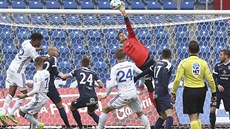 Brankář Slovácka Milan Heča vyráží hlavičku ostravského Christophe Psychého. Brankář Slovácka Milan Heča vyráží hlavičku ostravského Christophe Psychého.