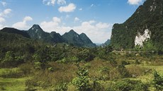 Vápencové skály a kopce porostlé dunglí na cest do národního parku Pong Nha