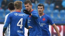 VÍTĚZNÁ GENERÁLKA. Sice dvakrát prohrávali, přesto fotbalisté Slavie poslední... VÍTĚZNÁ GENERÁLKA. Sice dvakrát prohrávali, přesto fotbalisté Slavie poslední...