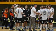 POKYNY OD TRENÉRA. Andrej Titkov stojí mezi házenkáři Zubří a udílí jim pokyny. POKYNY OD TRENÉRA. Andrej Titkov stojí mezi házenkáři Zubří a udílí jim pokyny.