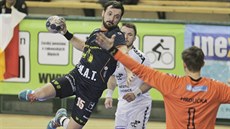 STŘELECKÝ POKUS. Srbský házenkář Milan Ivančev v plzeňském dresu v průběhu... STŘELECKÝ POKUS. Srbský házenkář Milan Ivančev v plzeňském dresu v průběhu...