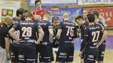 TAKTICKÁ PORADA. Plzeňští házenkáři poslouchají trenérovy pokyny. TAKTICKÁ PORADA. Plzeňští házenkáři poslouchají trenérovy pokyny.
