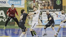 Momentka z extraligového zápasu Plzeň versus Lovosice. Domácí házenkáři... Momentka z extraligového zápasu Plzeň versus Lovosice. Domácí házenkáři...