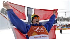 Norský lyžař Öystein Braaten slaví olympijský triumf ve slopestylu. Norský lyžař Öystein Braaten slaví olympijský triumf ve slopestylu.