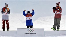 Norský lya Öystein Braaten slaví olympijský triumf ve slopestylu. Vlevo...