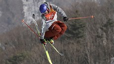 Amerian Nick Goepper  v olympijském závodu ve slopestylu.