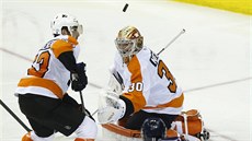 Brankář Michal Neuvirth z Philadelphie likviduje za přispění Shayna... Brankář Michal Neuvirth z Philadelphie likviduje za přispění Shayna...