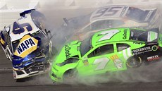 Danica Patricková (zelený vůz) z havárie ve 102. z 207 okruhů v Daytoně... Danica Patricková (zelený vůz) z havárie ve 102. z 207 okruhů v Daytoně...
