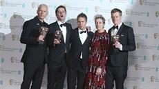Vítězný tým filmu Tři billboardy kousek za Ebbingem: zleva režisér Martin... Vítězný tým filmu Tři billboardy kousek za Ebbingem: zleva režisér Martin...