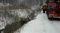 Auto skončilo po dopravní nehodě na zasněžené silnici u Javorníku převrácené v... Auto skončilo po dopravní nehodě na zasněžené silnici u Javorníku převrácené v...