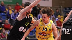 J. C. Fuller (ve žlutém) z Olomoucka najíždí kolem Zdeňka Nehyby z Brna. J. C. Fuller (ve žlutém) z Olomoucka najíždí kolem Zdeňka Nehyby z Brna.
