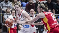 Česká basketbalistka Alena Hanušová (vlevo) útočí na německý koš kolem Finji... Česká basketbalistka Alena Hanušová (vlevo) útočí na německý koš kolem Finji...