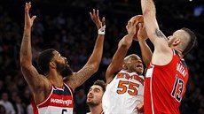 Markieff Morris, Tomá Satoranský a Marcin Gortat (zleva) z Washingtonu seveli...