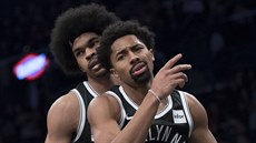Jarrett Allen (vlevo) a Spencer Dinwiddie z Brooklynu. Jarrett Allen (vlevo) a Spencer Dinwiddie z Brooklynu.