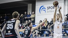 Nymburský pivot Martin Peterka (v bílém) střílí na svitavský koš přes... Nymburský pivot Martin Peterka (v bílém) střílí na svitavský koš přes...