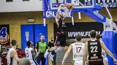 Svitavský pivot Brett Roseboro smečuje do nymburského koše. Svitavský pivot Brett Roseboro smečuje do nymburského koše.