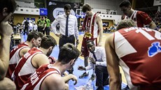 Pardubický trenér Levell Sanders hovoří ke svým svěřencům. Pardubický trenér Levell Sanders hovoří ke svým svěřencům.