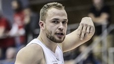 Děčínský rozehrávač Ondřej Šiška usměrňuje své spoluhráče. Děčínský rozehrávač Ondřej Šiška usměrňuje své spoluhráče.