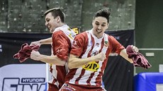 Pardubičtí basketbalisté Radek Nečas (vlevo) a Jiří Welsch oslavují postup do... Pardubičtí basketbalisté Radek Nečas (vlevo) a Jiří Welsch oslavují postup do...