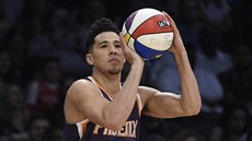 Devin Booker z Phoenixu útoí na titul nejlepího trojkae pi Utkání hvzd NBA.