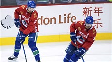 Daniel Sedin (vlevo) a Henrik Sedin v rozcvičovacích dresech ´Vancouver... Daniel Sedin (vlevo) a Henrik Sedin v rozcvičovacích dresech ´Vancouver...