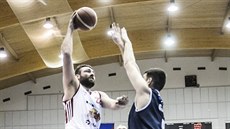 Svitavský pivot Jiří Jelínek útočí na děčínský koš. Svitavský pivot Jiří Jelínek útočí na děčínský koš.