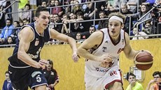 Svitavský pivot Garret Kerr (vpravo) útočí na děčínský koš kolem Tomáše... Svitavský pivot Garret Kerr (vpravo) útočí na děčínský koš kolem Tomáše...