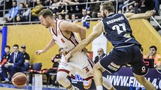 Svitavský rozehrávač Roman Marko (vlevo) uniká Jakubu Krakovičovi z Děčína. Svitavský rozehrávač Roman Marko (vlevo) uniká Jakubu Krakovičovi z Děčína.