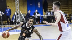 Nymburský basketbalista Kendrick Ray (vlevo) svádí souboj s Jacksonem Kentem z... Nymburský basketbalista Kendrick Ray (vlevo) svádí souboj s Jacksonem Kentem z...