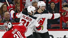 Pavel Zacha (vpravo) slaví se spoluhráčem Kylem Palmierim gól New Jersey proti... Pavel Zacha (vpravo) slaví se spoluhráčem Kylem Palmierim gól New Jersey proti...