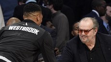 Russell Westbrook se před Utkáním hvězd NBA zdraví s Jackem Nicholsonem. Russell Westbrook se před Utkáním hvězd NBA zdraví s Jackem Nicholsonem.