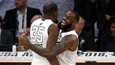 Kevin Durant (vlevo) a LeBron James slaví výhru svého týmu pi Utkání hvzd NBA.