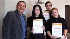 Ředitel školy Rudolf Volhejn se studenty v lednu na soutěži v Plzni. Ředitel školy Rudolf Volhejn se studenty v lednu na soutěži v Plzni.