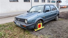 Odstavené auto stojí od léta také poblíž hradeckého letiště. Odstavené auto stojí od léta také poblíž hradeckého letiště.