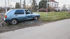 Odstavené auto stojí od léta také poblíž hradeckého letiště. Odstavené auto stojí od léta také poblíž hradeckého letiště.