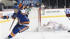 Pekonaný branká Detroitu Petr Mrázek, slaví Brock Nelson z NY Islanders.