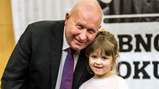Vnučka Nela, o niž se hejtman po smrti její matky stará. Vnučka Nela, o niž se hejtman po smrti její matky stará.
