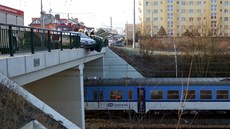 Osmatřicetiletá řidička dnes ráno havarovala na mostě přes železniční trať v... Osmatřicetiletá řidička dnes ráno havarovala na mostě přes železniční trať v...