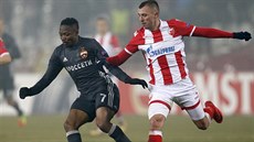 Ahmed Musa z CSKA Moskva střeží balon před dotírajícím hráčem Crvené zvezdy... Ahmed Musa z CSKA Moskva střeží balon před dotírajícím hráčem Crvené zvezdy...