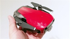 DJI Mavic Air můžete pro snadnou přepravu složit, téměř se vejde do dlaně. DJI Mavic Air můžete pro snadnou přepravu složit, téměř se vejde do dlaně.