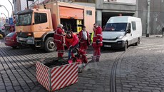Dělnici svařují prasklou kolej u Národní třídy. Dělnici svařují prasklou kolej u Národní třídy.