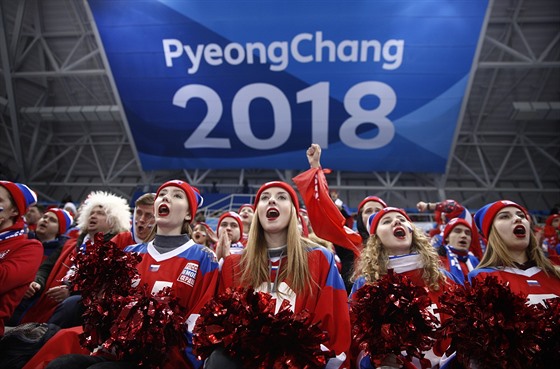 Ruské fanynky podporují hokejisty bhem tvrtfinálového utkání s Norskem.