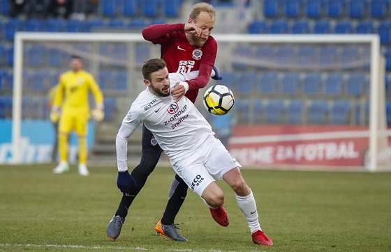 Sparansk stoper Semih Kaya tsn brn Tome Zajce ze Slovcka.