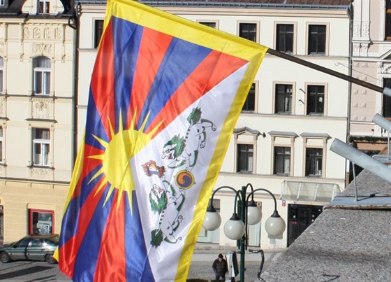 Tibetská vlajka visela na radnici v letech 2013 a 2015.